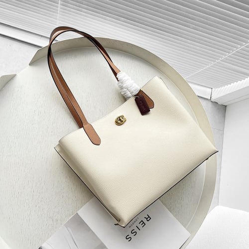 حقيبة كوتش كبيرة أبيض