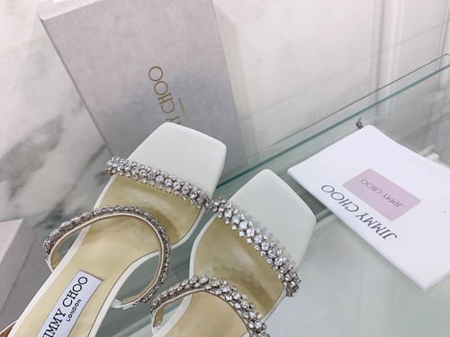 كعب جيمي شو مرصع بالكريستال لون ابيض