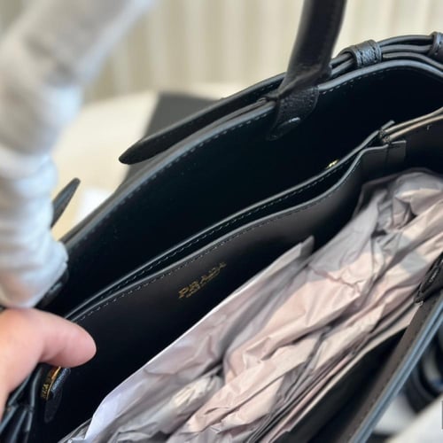 حقيبة برادا بعدة الوان