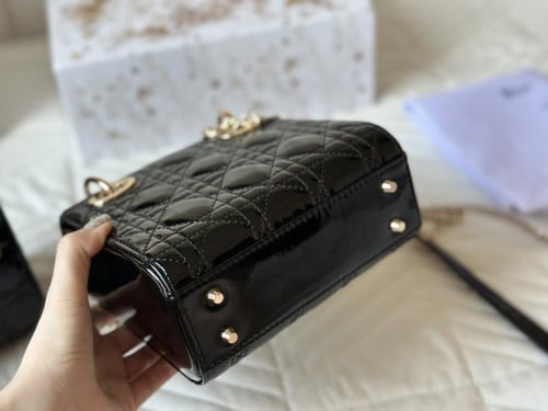 حقيبة ديور جلد لامع بعدة الوان