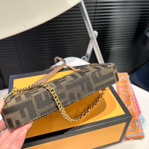 حقيبة فندي -Baguette Pouch