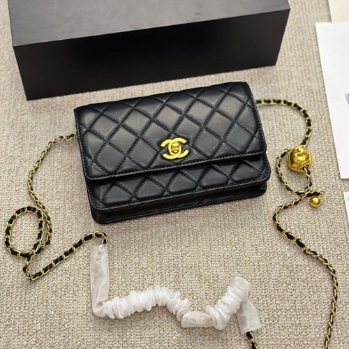 حقيبة شانيل هاردوير ذهبي