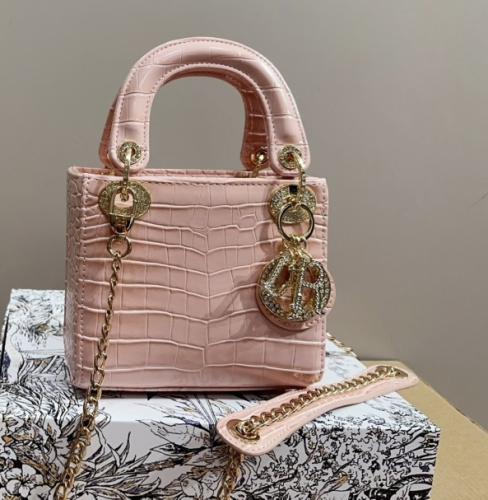 حقيبة dior جلد وردي صغيرة