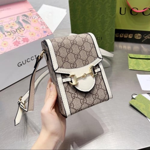 حقيبة هاتف من Gucci | عدة الوان