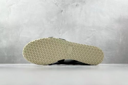 حذاء اسيكس فضي