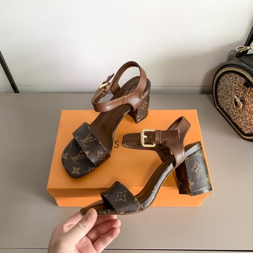 كعب LV لون الاسود و البني