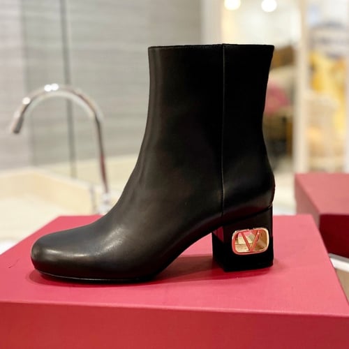 بوت ڤالنتينو بعدة الوان