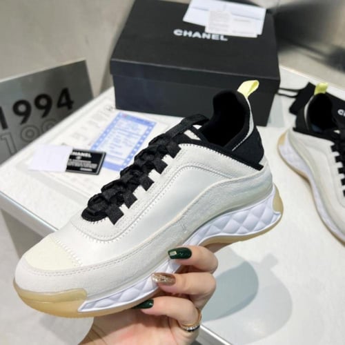 حذاء شانيل ابيض