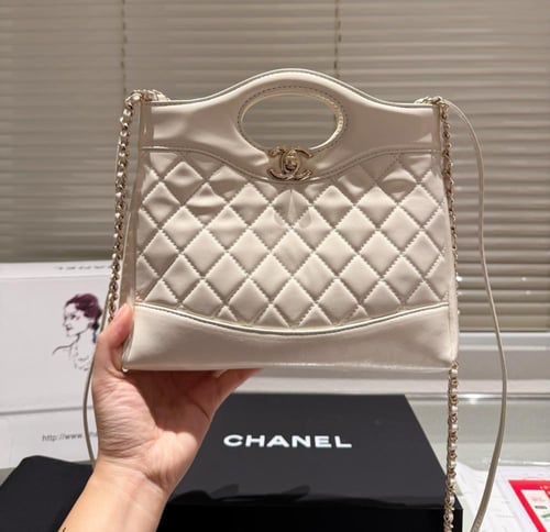 حقيبة شانيل بعده الوان