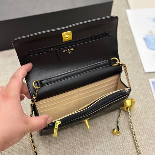 حقيبة شانيل هاردوير ذهبي