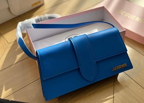 حقيبة Jacquemus عدة الوان