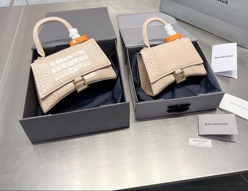 حقيبة Balenciaga عدة الوان