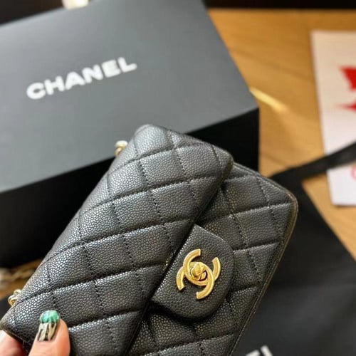 حقيبة شانيل سوداء صغيرة