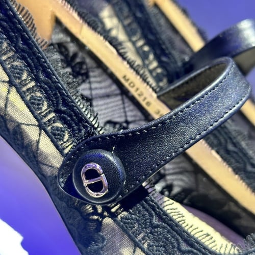 كعب ديور دانتيل اسود مغلق