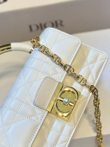 حقيبة ديور ابيض