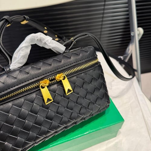 حقيبة بوتيغا بعدة الوان