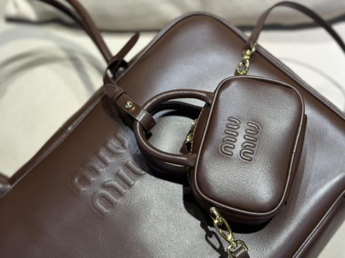 حقيبة ميو ميو الحجم الكبير