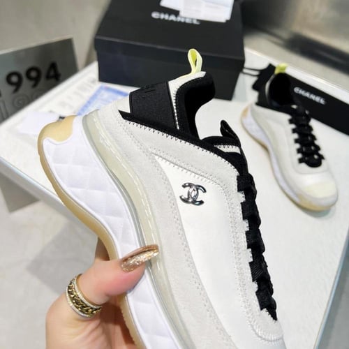 حذاء شانيل ابيض