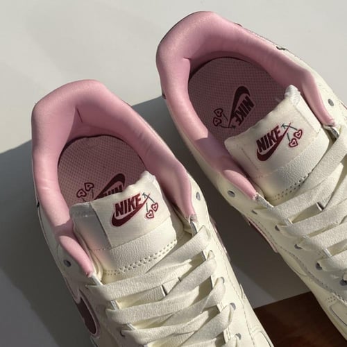 حذاء نايك اير باللون الزهري | NIKE AIR