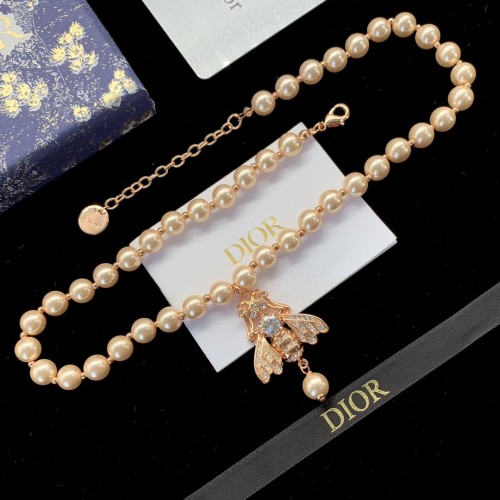 قلادة ديور نحلة