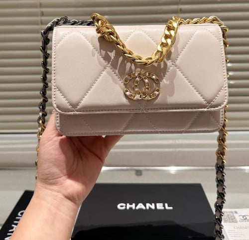 حقيبة شانيل كروس ذهبي