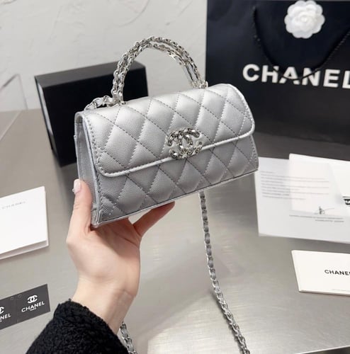 حقيبة شانيل صغيرة بمقبض ذهبي/ عدة الوان