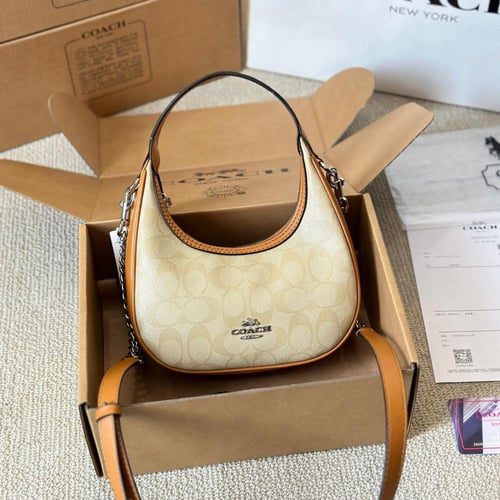 حقيبة كوتش باللون البيج