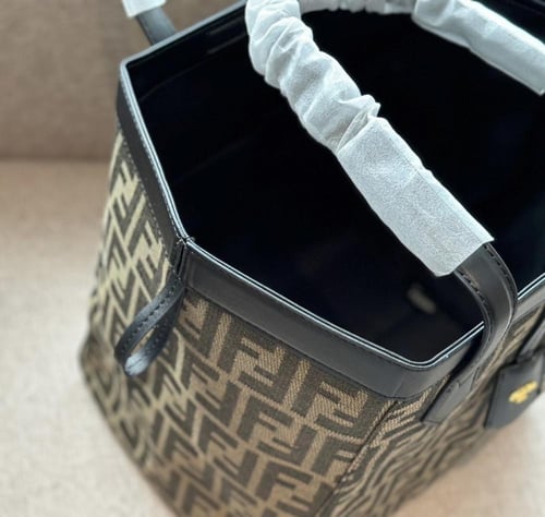 حقيبة fendi