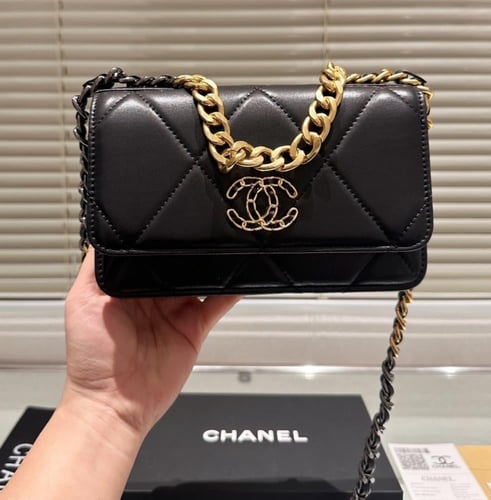 حقيبة شانيل كروس ذهبي