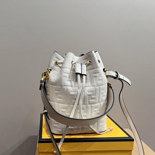 فندي حقيبة مون تريزور جلد