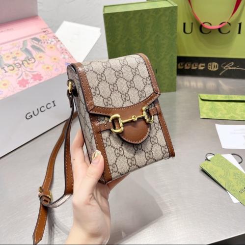 حقيبة هاتف من Gucci | عدة الوان