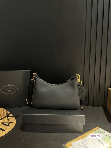 حقيبة Prada | عدة الوان