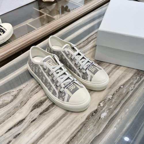 حذاء ديور بعدة الوان