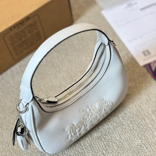 حقيبة كوتش باللون الابيض