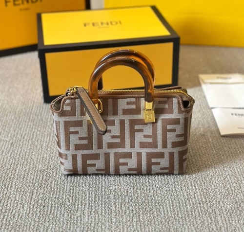 حقيبة فندي بعدة الوان