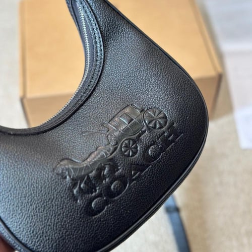 حقيبة كوتش باللون الاسود