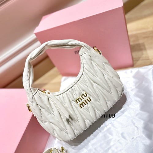 حقيبة ميو ميو بعدة ألوان