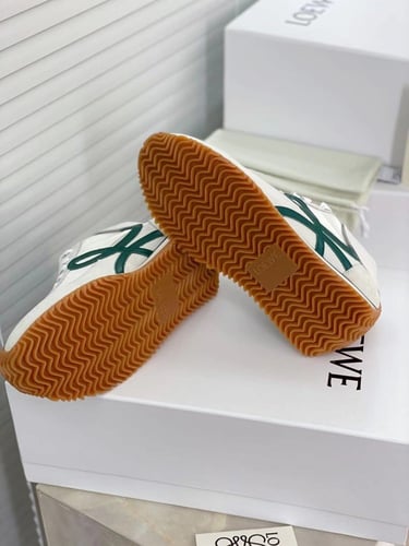 حذاء لويفي الرياضي| أبيض بشعار أخضر