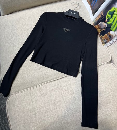 بلوزة برادا قصيرة