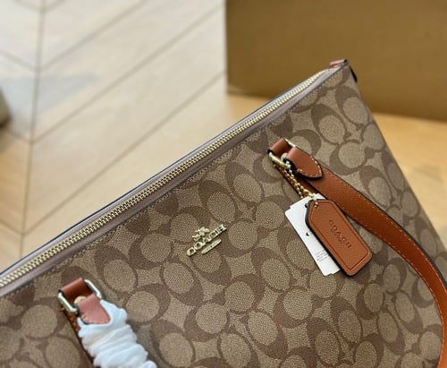 شنطه كوتش بعده الوان