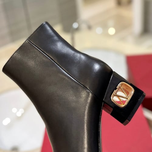 بوت ڤالنتينو بعدة الوان