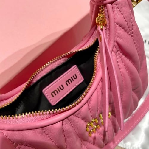 حقيبة ميو ميو بعدة ألوان