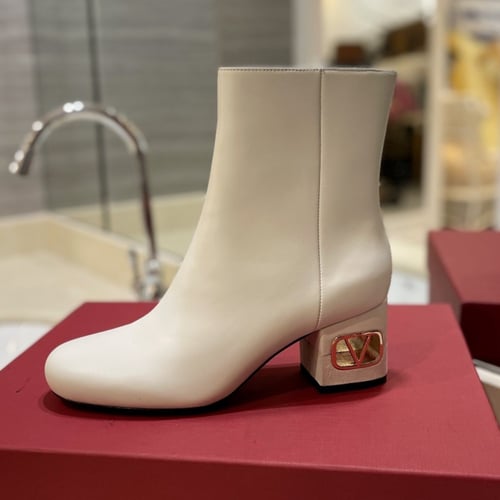 بوت ڤالنتينو بعدة الوان