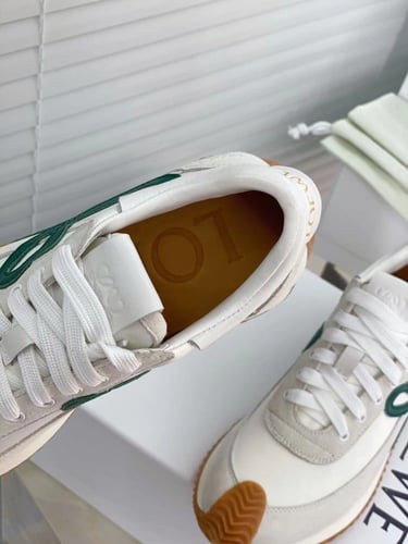 حذاء لويفي الرياضي| أبيض بشعار أخضر