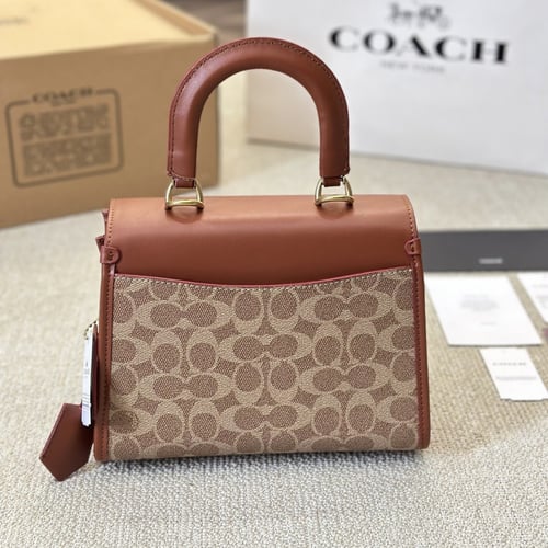 حقيبة كوتش بعده الوان