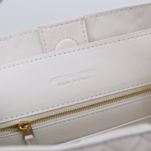 حقيبة بوتيغا بعده الوان