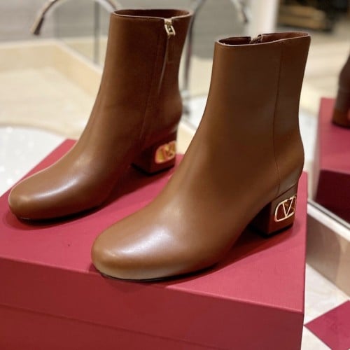 بوت ڤالنتينو بعدة الوان