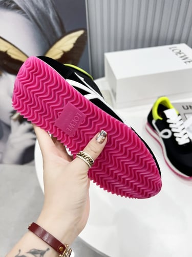 حذاء لويفي الرياضي/ لون أسود ووردي