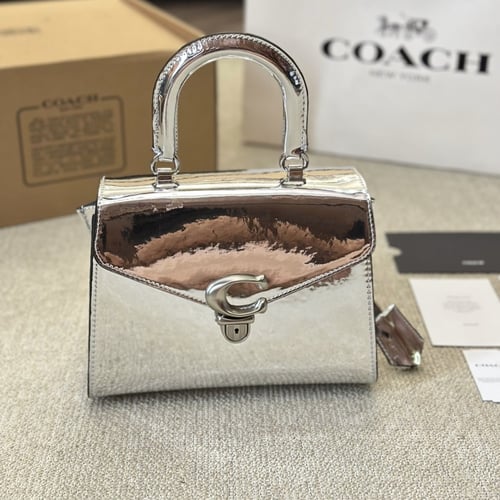 حقيبة كوتش بعده الوان