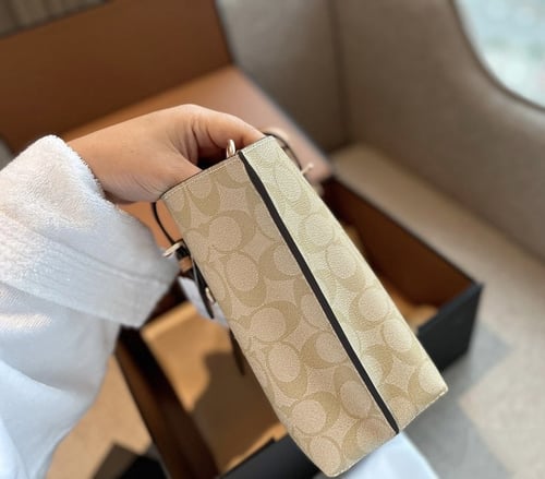 حقيبة كوتش لون بيج